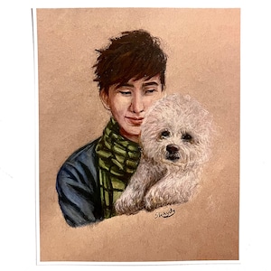 Könnte beinhalten: Eine Zeichnung einer Person mit braunen Haaren, die eine blaue Jacke und einen grünen Schal trägt und einen weißen, flauschigen Hund hält. Die Unterschrift des Künstlers "Shaydy" befindet sich in der rechten unteren Ecke.