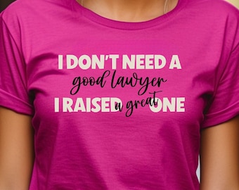 No necesito un buen abogado. Crié a uno excelente Camiseta, mamá orgullosa, papá orgulloso, facultad de derecho, estudiante de derecho, barra aprobada, abogado, padre abogado
