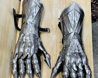 Mittelalterliche Plattenhandschuhe mit Stahlfingern