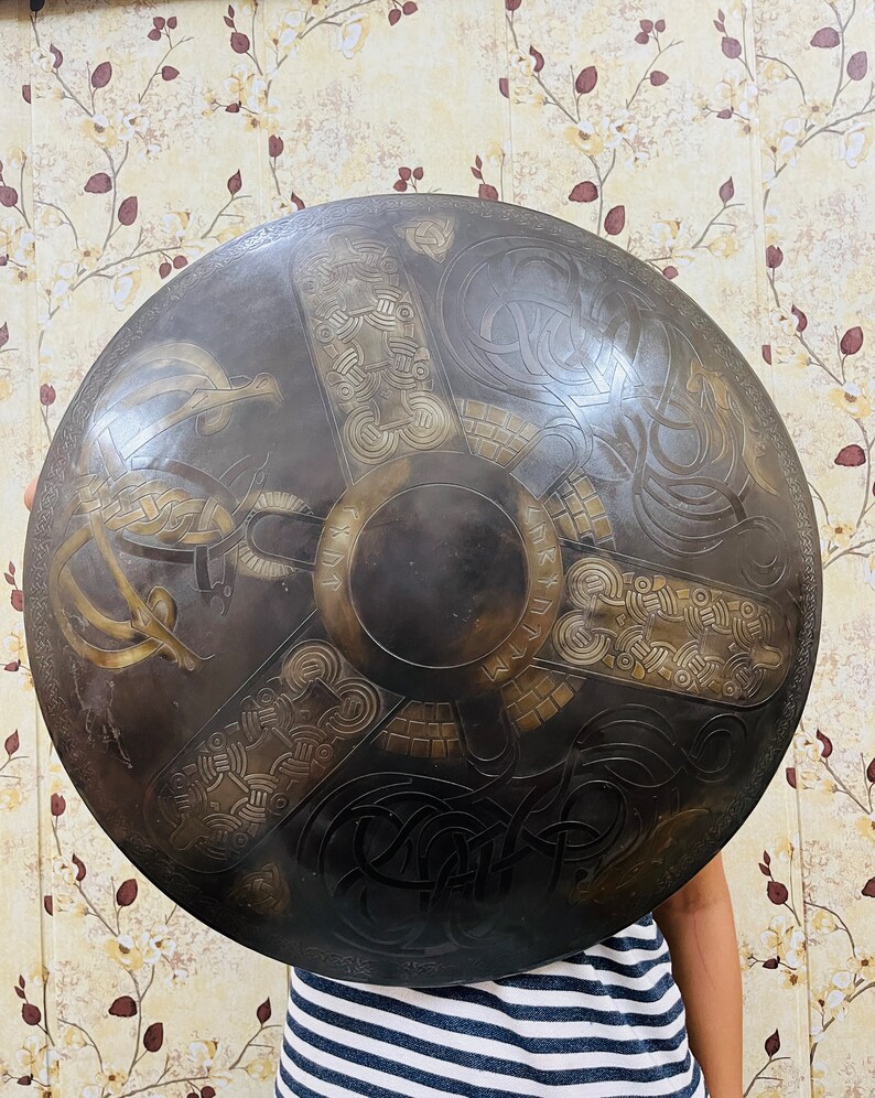 Scudo in ferro con finitura in ottone anticato: scudo medievale inciso per LARP immagine 3