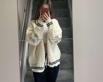 Folklore-Strickjacke von Taylor, mit Sternen bestickte Folklore-Strickjacke, Sommerkleidungsgeschenke für Swiftie, übergroße Strickjacke, klobige Strickjacke für sie