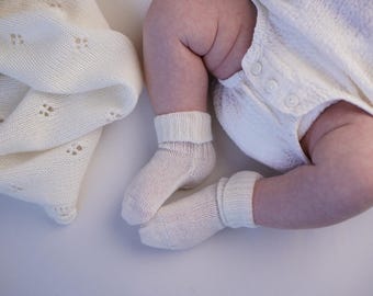 Cashmere Newborn Gift Set – Caramel Baby Blanket and Socks, Soft Lace Knit Blanket, Perfect Baby Shower Gift