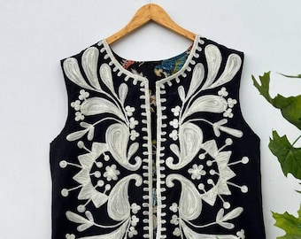 Veste Suzani brodée à la main : gilet en coton noir, peignoir pour femme