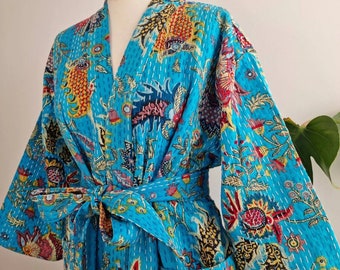 Handgemaakte bloemenkantha gewatteerde kimono, lang katoenen gewaad met riem