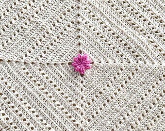Padrão fácil de manta de crochê para bebê – Um quadrado grande de vovó com flor central – Presente digital afegão para bebê faça você mesmo (somente em inglês)