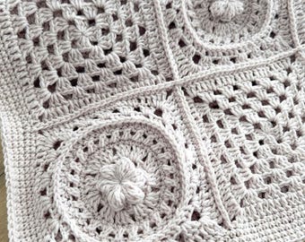 Easy Crochet Pattern – Baby Blanket with Granny Squares & Flower Details | US Terms PDF | Baby Shower Gift Idea