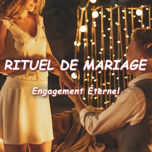 Peut inclure: Scène romantique avec le texte "RITUEL DE MARIAGE Engagement Éternel". Une personne en robe blanche et une autre en chemise et gilet blancs dans un cadre tamisé avec des guirlandes lumineuses.