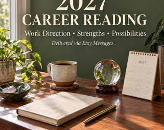 Könnte beinhalten: Ein 2027 Karriere-Reading-Service mit dem Text 2027 CAREER READING Work Direction Strengths Possibilities Delivered via Etsy Messages. Enthält ein beiges Notizbuch, einen goldenen Stift, eine Kristallkugel und einen 2027 Kalender.