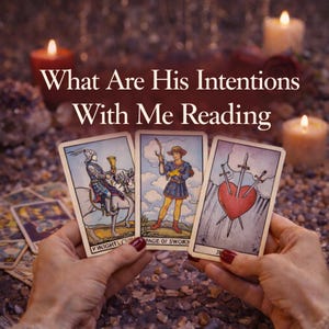 Op de afbeelding: Een tarotkaartlezing met drie kaarten: Ridder van Bekers, Pagina van Zwaarden en Drie van Zwaarden. De tekst "What Are His Intentions With Me Reading" staat bovenaan. Brandende kaarsen en andere kaarten op de achtergrond.