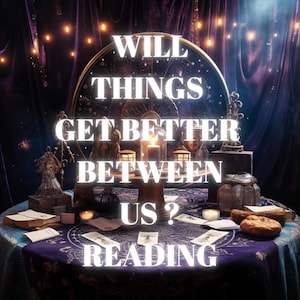 Puede incluir: Un conjunto de lectura de tarot con velas, libros y otros objetos místicos. La pregunta "¿Las cosas mejorarán entre nosotros?" está escrita en el mantel.