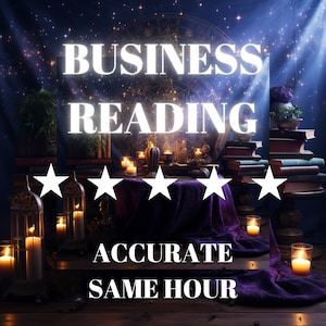 Peut inclure: Une scène mystique avec des bougies, des livres et une nappe violette. Le texte "BUSINESS READING" est affiché en lettres blanches. Cinq étoiles blanches sont situées sous le texte. Le texte "ACCURATE SAME HOUR" est affiché en lettres blanches sous la nappe.