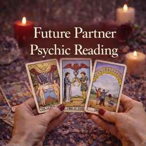 Peut inclure: Trois cartes de tarot sont tenues devant un fond flou avec des bougies et une rose. Les cartes présentent des illustrations colorées et le texte "Future Partner Psychic Reading". Les cartes sont "The Lovers", "Two of Cups" et "The Ten of Cups".