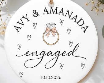 Gepersonaliseerd verlovingskaarscadeau met namen en datum Verlovingsfeest aandenken voor verloofd stel Ornament voor hem haar, verlovingscadeaus