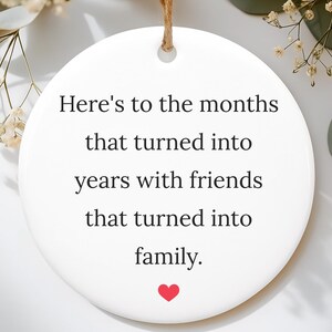 Meses que se convirtieron en años, amigos que se convirtieron en familia, regalo para vecinos, regalo de Navidad para un amigo, recuerdo personalizado de la primera Navidad.
