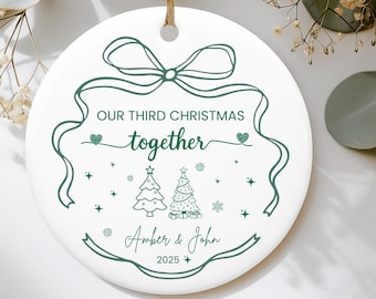 Gepersonaliseerde kerstornament voor stellen - onze derde kerst samen aandenken - nieuw cadeau voor stel 2025, aangepaste 3e kerstbal