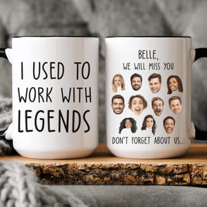 以下が含まれることがあります： 黒い縁取りのある白いコーヒーカップが2つ。左側のカップには「伝説の人たちと働いていた」と書かれている。右側のカップには「ベル、私たちはあなたがいなくなるのが寂しい。私たちのことを忘れないでね…」と書かれており、顔のコラージュが施されている。