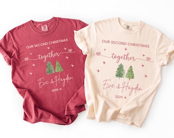 Shirt tweede kerst samen, kerstshirt voor stellen 2025, T-shirt 2e verjaardag, cadeau nieuw stel, gepersonaliseerde bijpassende vakantieshirts