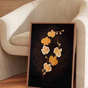 Pode incluir: Uma obra de arte emoldurada com um design floral. A obra apresenta um fundo escuro com um arranjo estilizado de flores de orquídeas amarelas e brancas. A moldura é de madeira.
