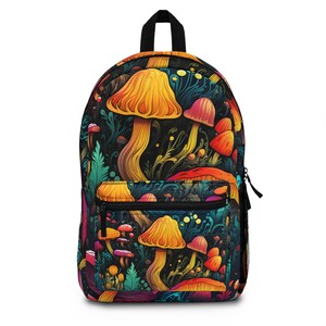 Może przedstawiać: Czarny plecak z kolorowym wzorem grzybów. Grzyby są w odcieniach pomarańczowego, żółtego, czerwonego i fioletowego. Plecak ma kieszeń z zamkiem błyskawicznym z przodu.