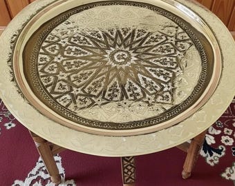 Handgeätzter marokkanischer Messing Tabletttisch: Geschnitzter Holzsockel Couchtisch