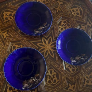 Set of 3 Vintage Blue Peacock Plates – Taous Moroccan Ceramic – 1970s Antique Small Dishes – Hand-Painted Fez Pottery – Collectible Home