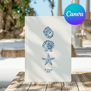 Puede incluir: Un diario de tapa dura blanco con un diseño de conchas marinas azules y el texto "St. Tropez 2023".