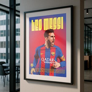 Op de afbeelding: Ingelijste poster met een gestileerd portret van voetballer Leo Messi. De poster heeft een rood-blauw kleurenschema, met de woorden "LEO MESSI" in geel bovenaan. Het Qatar Airways logo is zichtbaar.
