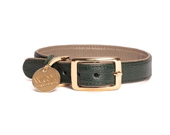 Puede incluir: Un collar de perro de cuero verde con una hebilla dorada y una etiqueta dorada que dice "Woof Handmade".