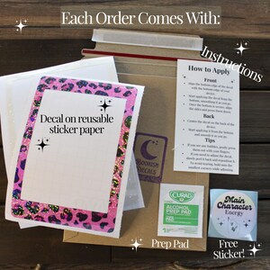 Puede incluir: Una calcoman&iacute;a de papel de pegatina reutilizable con estampado de leopardo rosa y negro y borde blanco. La calcoman&iacute;a se empaqueta con una almohadilla de preparaci&oacute;n y una calcoman&iacute;a gratuita que dice "Main Character Energy". Las instrucciones para aplicar la calcoman&iacute;a se incluyen en un fondo de papel marr&oacute;n.