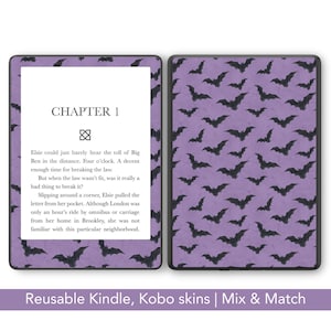 Può includere: Una skin per Kindle viola con un motivo ripetuto di pipistrelli neri. Lo schermo del Kindle mostra il testo del "Capitolo 1". Il testo "Reusable Kindle, Kobo skins | Mix & Match" è in basso.