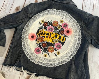 アップサイクルデニムジャケット – フリートウッド・マックのバンドTシャツ、レース、花柄の装飾付き（レディースMサイズ）