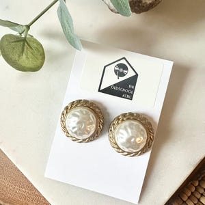 80s 90s pearl earrings / large stud earrings / pearl and gold earrings / stud earrings / retro earrings / vintage jewelry / vintage earrings