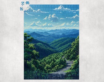 Könnte beinhalten: Eine kurvenreiche Straße führt durch einen üppigen grünen Wald mit sanften blauen Bergen in der Ferne. Der Himmel ist strahlend blau mit flauschigen weißen Wolken.
