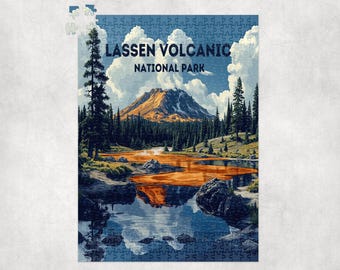Könnte beinhalten: Ein Puzzlespiel mit einer Landschaft des Lassen Volcanic National Park. Das Bild zeigt einen Berg, einen See und Bäume unter einem bewölkten Himmel. Das Puzzle ist größtenteils zusammengesetzt, mit ein paar fehlenden Teilen.