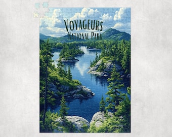 Könnte beinhalten: Ein fertiges Puzzle mit einer Landschaft des Voyageurs Nationalparks. Das Bild zeigt einen ruhigen See mit grünen Bäumen, felsigen Inseln und Bergen unter einem blauen Himmel mit Wolken. Das Puzzle enthält den Text "VOYAGEURS NATIONAL PARK".