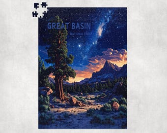 Könnte beinhalten: Fertig gelegtes Puzzle mit einer Landschaft des Great Basin National Park bei Nacht, mit Sternenhimmel. Das Bild zeigt einen Baum, Berge und den Text "GREAT BASIN NATIONAL PARK".