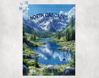 Könnte beinhalten: Ein fertiges Puzzle mit einer Landschaft des North Cascades National Park. Das Bild zeigt einen See, der die Berge, Bäume und den Himmel widerspiegelt. Das Puzzle hat einen blauen Himmel Hintergrund mit den Worten "North Cascades National Park".