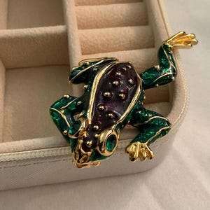 Vintage Costume Jewelry Gold Toned Enamel Frog Pin Brooch