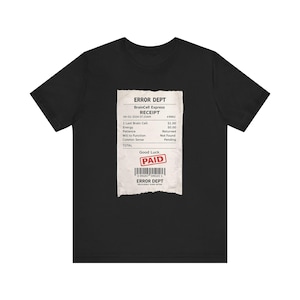 Puede incluir: Una camiseta negra con el gráfico de un recibo blanco arrugado etiquetado como ERROR DEPT. El recibo enumera BrainCell Express, artículos como Last Brain Cell, Energy, Patience, Will to Function y Common Sense, con un sello rojo de PAID y un código de barras.