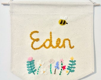 Nombre personalizado personalizado bordado a mano vivero decoración pared colgante banner, flores silvestres, florales, abejas, flores, niño salvaje, diseño de abejas