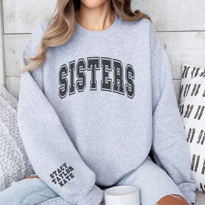 Sudadera de hermanas con nombres personalizados, estilo estético vintage, letras de imprenta retro personalizadas para hermanas, suéter moderno para hermanas, regalo