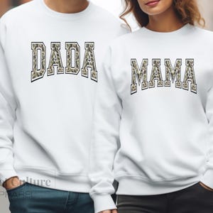 Sudadera universitaria con estampado de camuflaje de Mama Dada, regalo para nuevos padres, regalo para parejas que esperan un bebé, regalo para padres de bebés nuevos