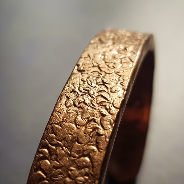 Bracelet Artisanal Forgé à la main. 78 Grs. 5mm x 11mm. Cuivre Massif Pur - Texture Écailles Mystiques. Forgé en France par MAXIMUS. Unique.