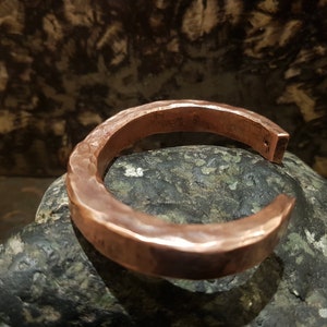 Bracelet jonc homme. Bracelet manchette. Bracelet en cuivre forgé.  Cuff bracelet. Cuff bracelet men. Copper bangle.