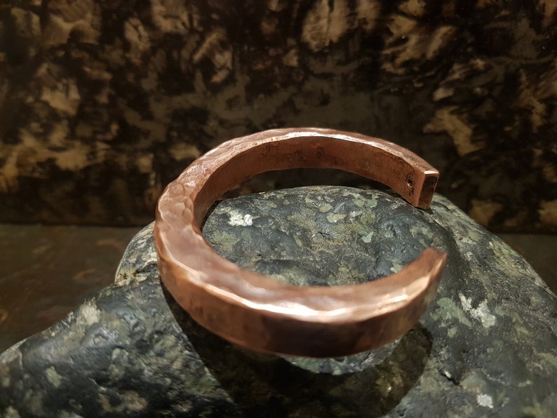 Bracelet jonc homme. Bracelet manchette. Bracelet en cuivre forgé.  Cuff bracelet. Cuff bracelet men. Copper bangle.