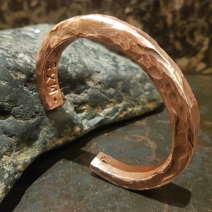 Bijoux homme unique. Bracelet cuivre forgé. Bracelet homme. Bijoux homme. Forged copper bracelet. Cuff bracelet. Massive Copper Bracelet.