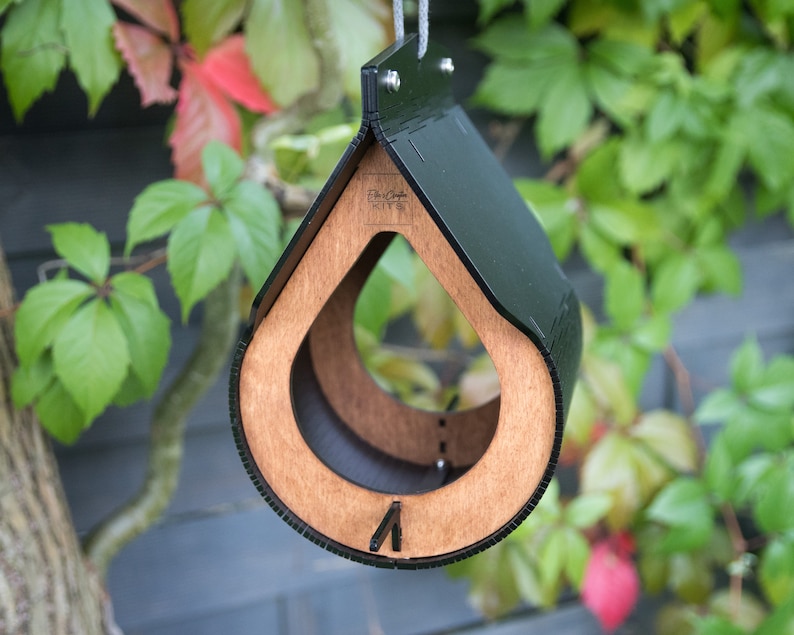 Vogelhaus Modell Teardrop Garten, handgemachtes Geschenk für Vogelliebhaber Gartendekor aus Holz Teil montiert. Bild 1