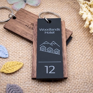 Porte-clés d'hôtel personnalisé avec nom, logo et numéro de chambre - Porte-clés de motel personnalisé - Porte-clés unique pour complexes hôteliers - Porte-clés en bois gravé.