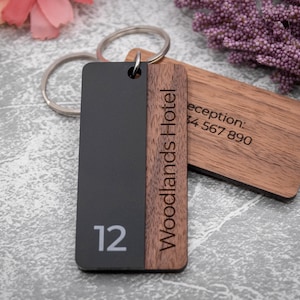 Porte-clés d'hôtel personnalisé avec nom et numéro de chambre - Porte-clés de motel personnalisé - Porte-clés unique pour hôtels - Porte-clés en bois vintage.