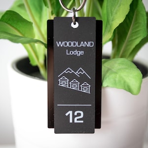 Custom Motel keychain - Personalized Hotel Key Holder with Name, Logo and Room Number - Unique Key Tag for Motels - Personalized Keyring.